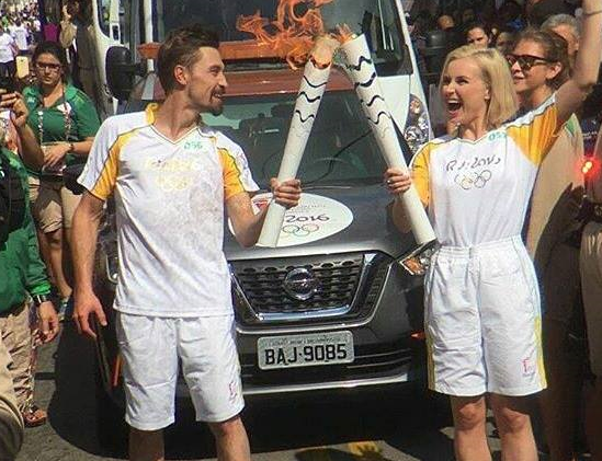 Ο Dima Bilan και η Polina Gagarina λαμπαδηδρόμοι στο Rio de Janeiro