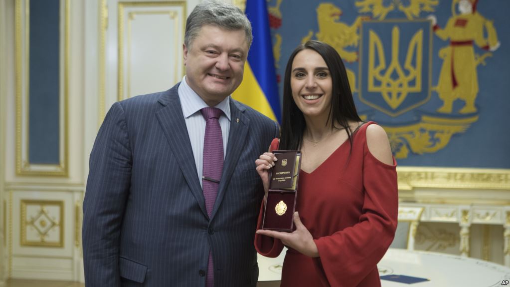 Στηρίζει την απόφαση απαγόρευσης εισόδου στην χώρα για την Yulia Samoylova ο Ουκρανός Πρόεδρος