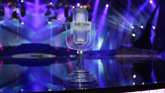 Οι διαγωνιζόμενοι στη φετινή Eurovision “προβάρουν” το βραβείο (video)