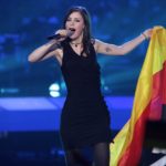 Η Lena, εκπρόσωπος της Γερμανίας στη Eurovision, μπροστά από τη σημαία της Γερμανίας
