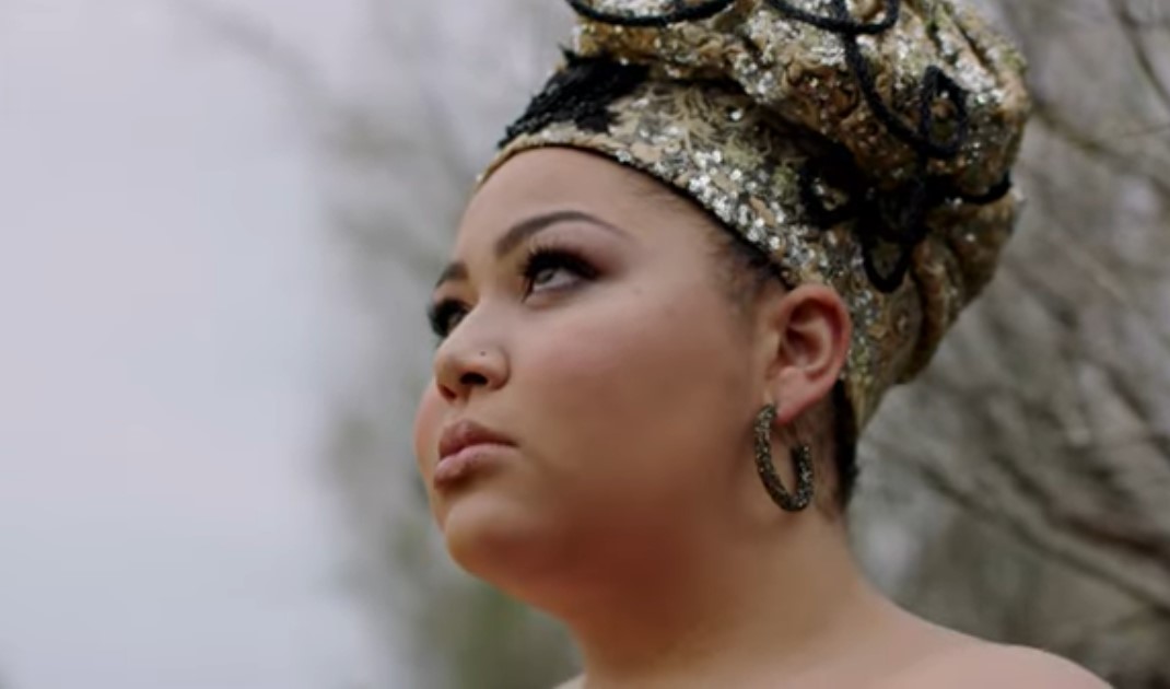 Μαλτέζοι καλλιτέχνες παρηγορούν την “Queen Destiny” τραγουδώντας το “All of my Love”