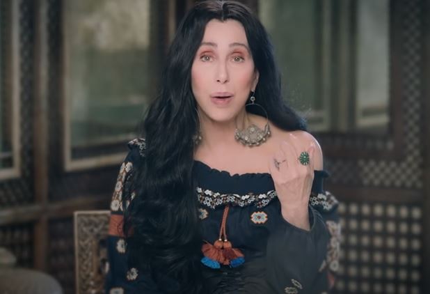 H Cher διασκευάζει ΑΒΒΑ και στηρίζει τη Unicef