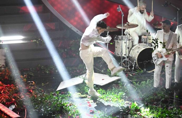 “Γυαλιά-καρφιά” έκανε τη σκηνή του Sanremo ο κακομαθημένος Blanco