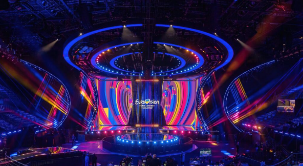 Η σκηνή της Eurovision 2023 αποκαλύφθηκε από τον Βασιλιά Κάρολο και τη Βασιλική Σύζυγο Καμίλα
