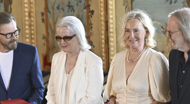 Οι ABBA λαμβάνουν έναν σουηδικό τίτλο ιπποσύνης για την καριέρα τους.