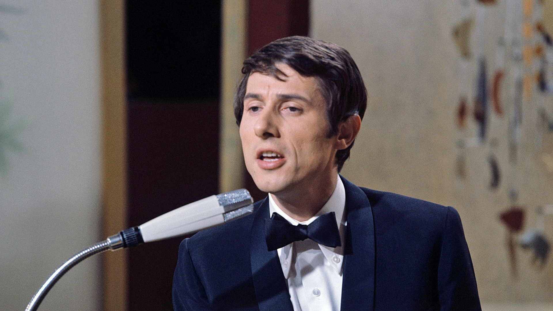 Ο Udo Jürgens στη σκηνή της Eurovision 1966 εκπροσωπώντας την Αυστρία με το νικητήριο τραγούδι "Merci, Chérie"