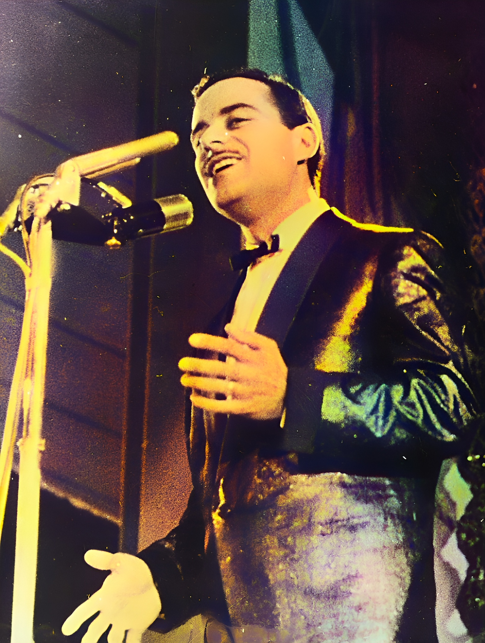 José Guardiola στη σκηνή της Eurovision 1963 εκπροσωπώντας την Ισπανία