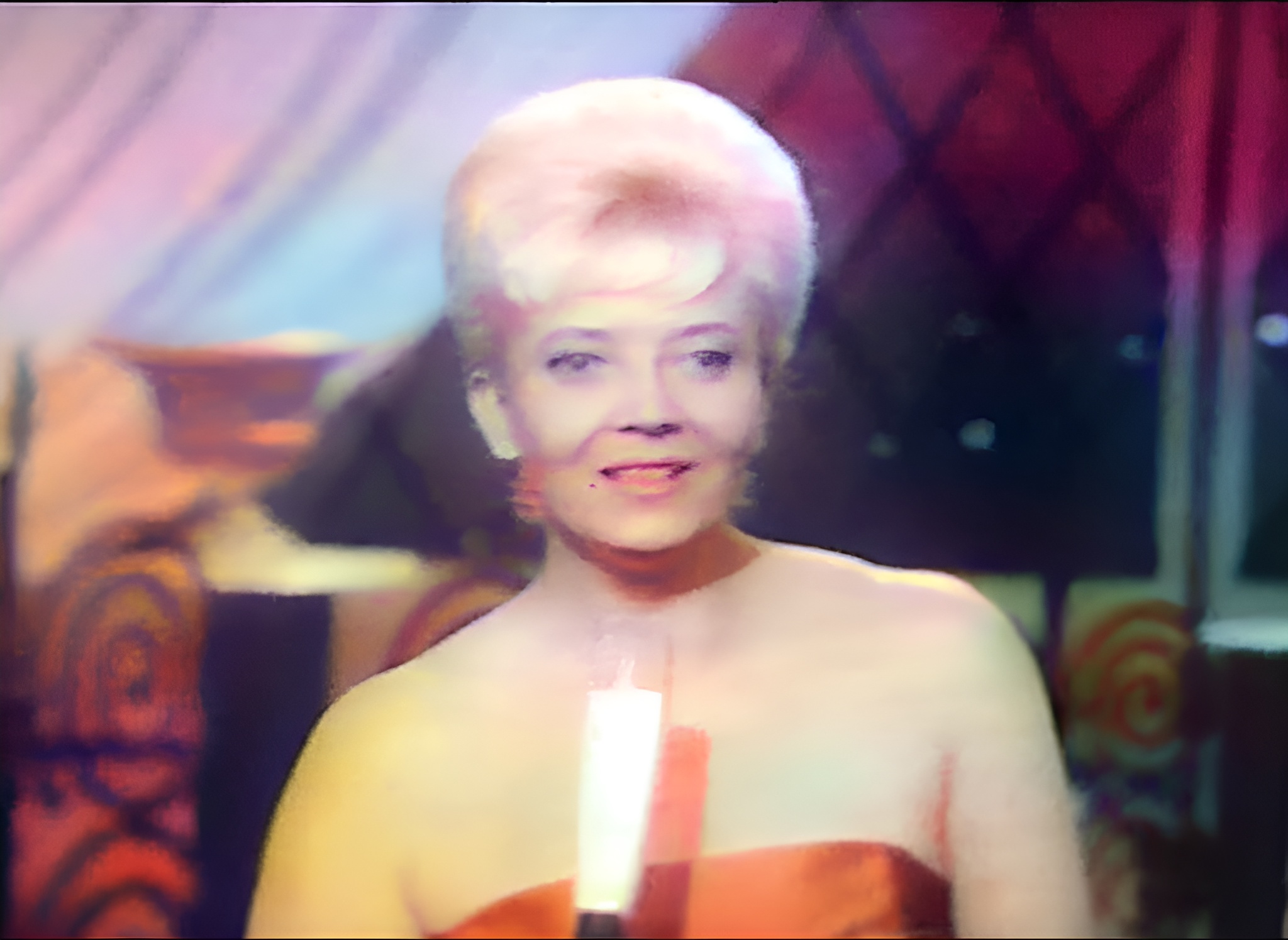 Η Inger Jacobsen στη σκηνή της Eurovision 1962 για τη Νορβηγία