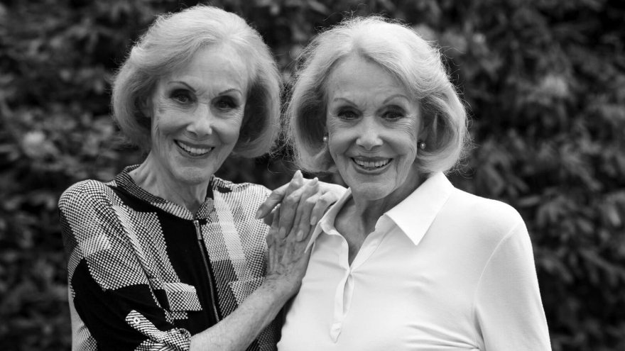 Alice and Ellen Kessler, τα θρυλικά Kessler Twins, πορτρέτο. Γερμανίδες χορεύτριες και τραγουδίστριες που πέθαναν μαζί τον Νοέμβριο του 2025. Eurovion 1959, Lido Paris, Le Gemelle Kessler. Kessler Twins, Alice Ellen Kessler, Eurovision 1959, Πέθαναν μαζί, Lido Paris