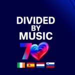 Λευκά κεφαλαία γράμματα "DIVIDED BY MUSIC" σε φόντο με μπλε διαβάθμιση και αφηρημένα κύματα. Κάτω από το κείμενο εμφανίζονται οι σημαίες της Ιρλανδίας, της Ισπανίας, της Ολλανδίας και της Σλοβενίας, υποδηλώνοντας αποχωρήσεις χωρών από τη Eurovision.