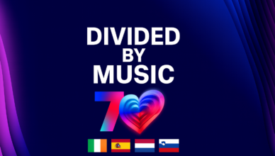 Λευκά κεφαλαία γράμματα "DIVIDED BY MUSIC" σε φόντο με μπλε διαβάθμιση και αφηρημένα κύματα. Κάτω από το κείμενο εμφανίζονται οι σημαίες της Ιρλανδίας, της Ισπανίας, της Ολλανδίας και της Σλοβενίας, υποδηλώνοντας αποχωρήσεις χωρών από τη Eurovision.
