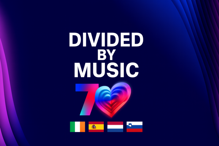 Λευκά κεφαλαία γράμματα "DIVIDED BY MUSIC" σε φόντο με μπλε διαβάθμιση και αφηρημένα κύματα. Κάτω από το κείμενο εμφανίζονται οι σημαίες της Ιρλανδίας, της Ισπανίας, της Ολλανδίας και της Σλοβενίας, υποδηλώνοντας αποχωρήσεις χωρών από τη Eurovision.