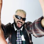 Ο Akylas, εκπρόσωπος της Ελλάδας στη Eurovision 2026, ποζάρει για την ανακοίνωση της εταιρείας AK ARTPOP.
