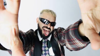 Ο Akylas, εκπρόσωπος της Ελλάδας στη Eurovision 2026, ποζάρει για την ανακοίνωση της εταιρείας AK ARTPOP.