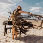 Η Delta Goodrem ποζάρει για την επίσημη ανακοίνωση της συμμετοχής της Αυστραλίας στη Eurovision 2026.