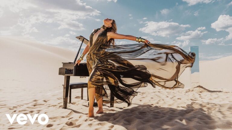 Η Delta Goodrem ποζάρει για την επίσημη ανακοίνωση της συμμετοχής της Αυστραλίας στη Eurovision 2026.