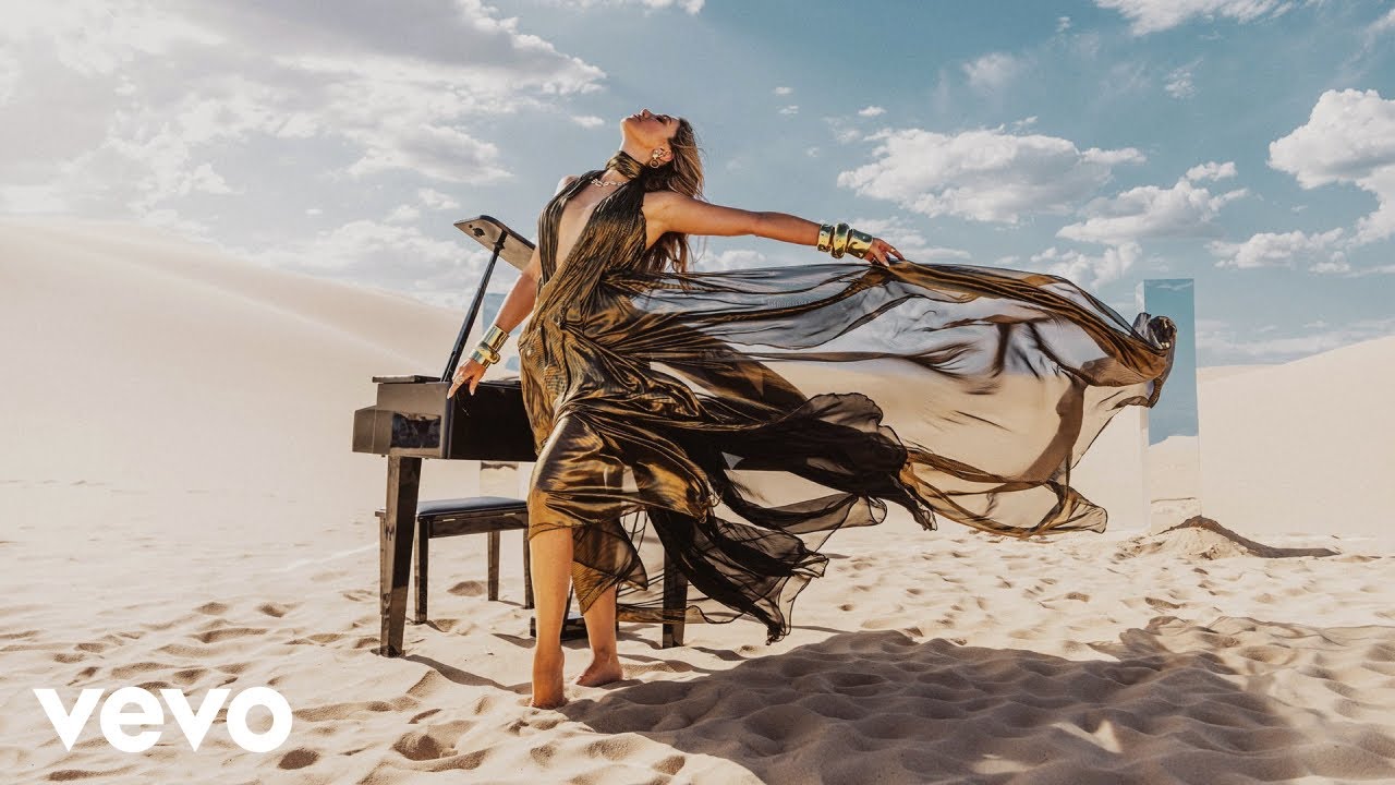 Η Delta Goodrem ποζάρει για την επίσημη ανακοίνωση της συμμετοχής της Αυστραλίας στη Eurovision 2026.