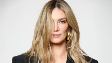 Η Delta Goodrem ποζάρει για την επίσημη ανακοίνωση της συμμετοχής της Αυστραλίας στη Eurovision 2026.