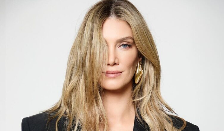 Η Delta Goodrem ποζάρει για την επίσημη ανακοίνωση της συμμετοχής της Αυστραλίας στη Eurovision 2026.