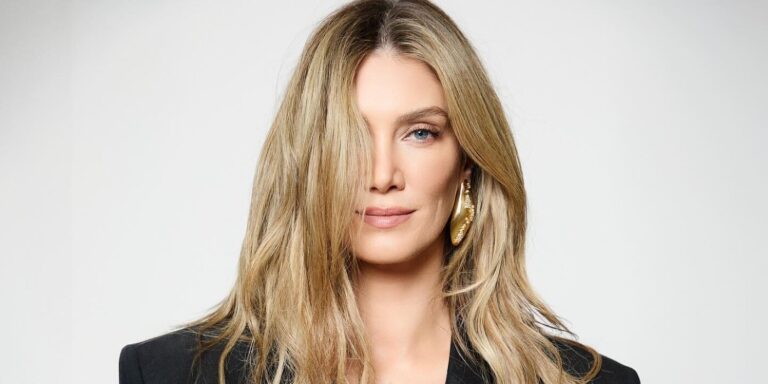 Η Delta Goodrem ποζάρει για την επίσημη ανακοίνωση της συμμετοχής της Αυστραλίας στη Eurovision 2026.