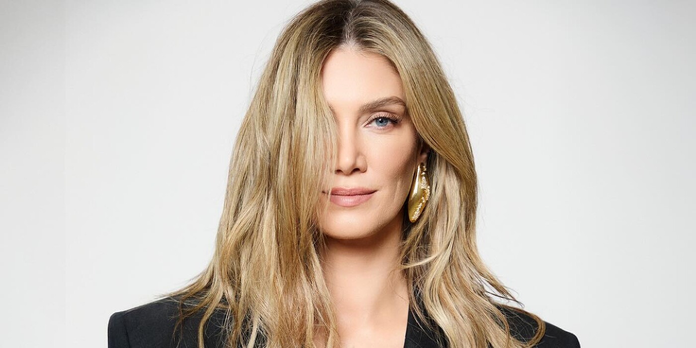 Η Delta Goodrem ποζάρει για την επίσημη ανακοίνωση της συμμετοχής της Αυστραλίας στη Eurovision 2026.
