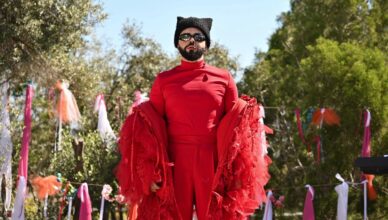 Ο τραγουδιστής Akylas σε guest εμφάνιση στη σειρά της ΕΡΤ1 Το Παιδί στο Νεοχώρι.