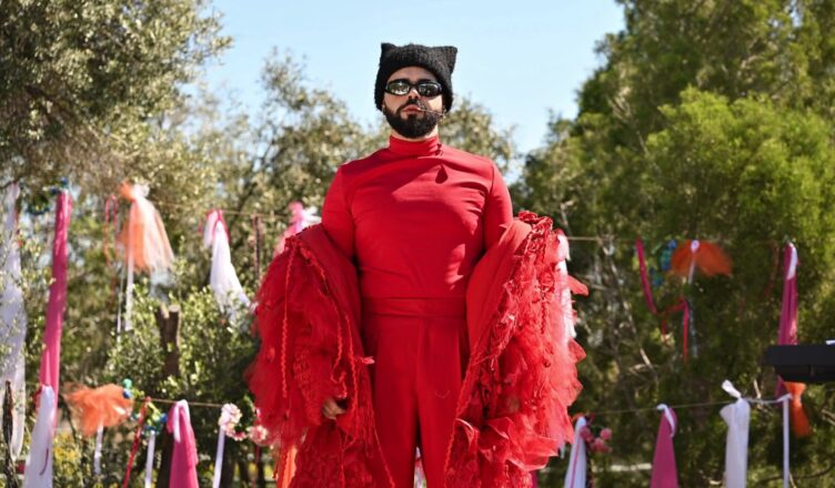 Ο τραγουδιστής Akylas σε guest εμφάνιση στη σειρά της ΕΡΤ1 Το Παιδί στο Νεοχώρι.