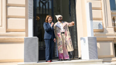 Ο Akylas στη σκηνή του London Eurovision Party 2026 ερμηνεύοντας το Ferto.
