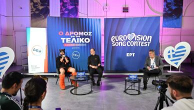 Ο Akylas και ο Φωκάς Ευαγγελινός στο Ραδιομέγαρο της ΕΡΤ για την Press Day της Eurovision 2026.