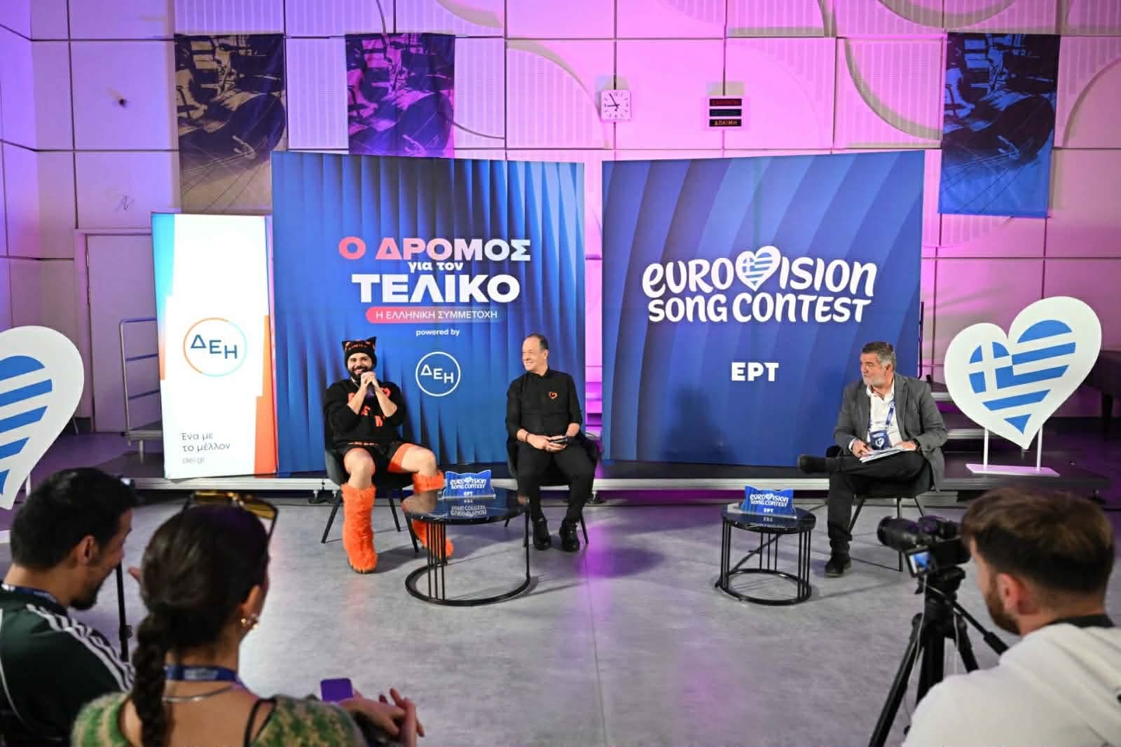 Ο Akylas και ο Φωκάς Ευαγγελινός στο Ραδιομέγαρο της ΕΡΤ για την Press Day της Eurovision 2026.