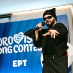 Ο Ακύλας τραγουδάει το Ferto σε εκδήλωση για τη Eurovision 2026.