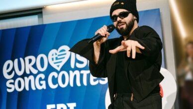 Ο Ακύλας τραγουδάει το Ferto σε εκδήλωση για τη Eurovision 2026.