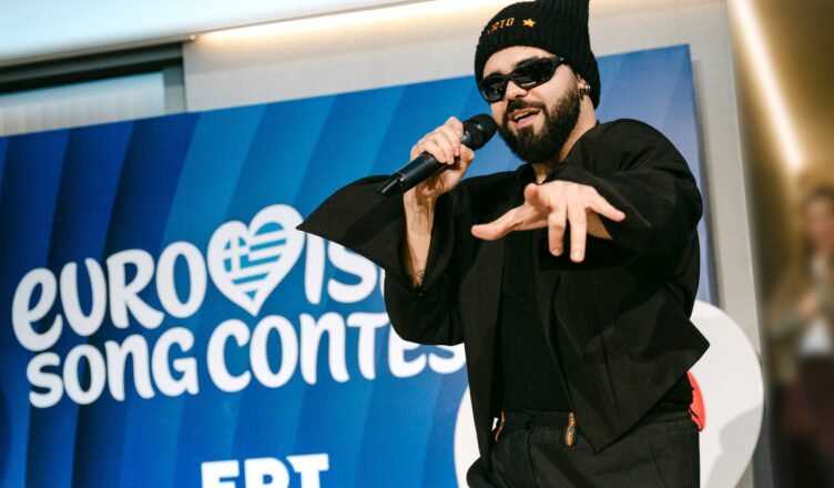 Ο Ακύλας τραγουδάει το Ferto σε εκδήλωση για τη Eurovision 2026.