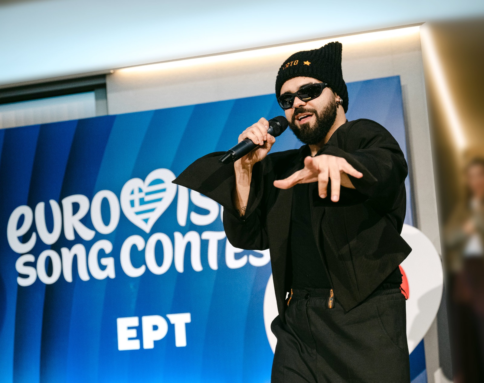 Ο Ακύλας τραγουδάει το Ferto σε εκδήλωση για τη Eurovision 2026.