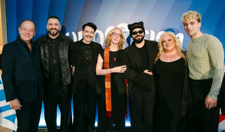 Ο Akyla με την Πρέσβειρα της Αυστρίας Γκέρντα Φογκλ στην εκδήλωση για τη Eurovision 2026.