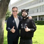 Ο Akylas και ο Ζέλικο Γιοκσίμοβιτς χαμογελαστοί στο Ραδιομέγαρο της ΕΡΤ για τη Eurovision 2026.