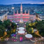 Η πλατεία Rathausplatz στη Βιέννη στολισμένη για το Eurovision Village 2026.
