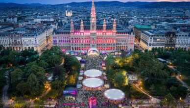 Η πλατεία Rathausplatz στη Βιέννη στολισμένη για το Eurovision Village 2026.