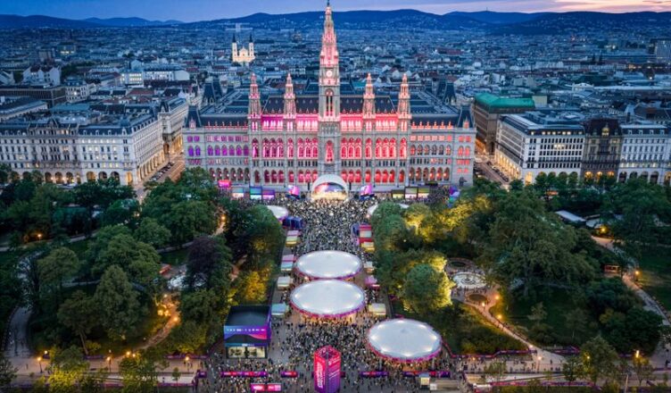 Η πλατεία Rathausplatz στη Βιέννη στολισμένη για το Eurovision Village 2026.