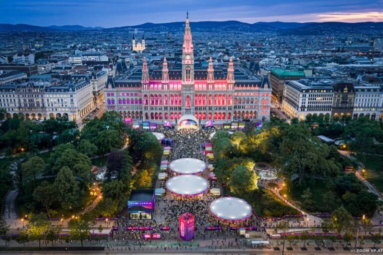 Η πλατεία Rathausplatz στη Βιέννη στολισμένη για το Eurovision Village 2026.