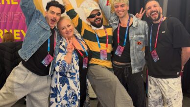 Ο Akyla μετα την πρώτη πρόβα της Ελλάδας για τη Eurovision 2026 με την υπογραφή του Φωκά Ευαγγελινού.