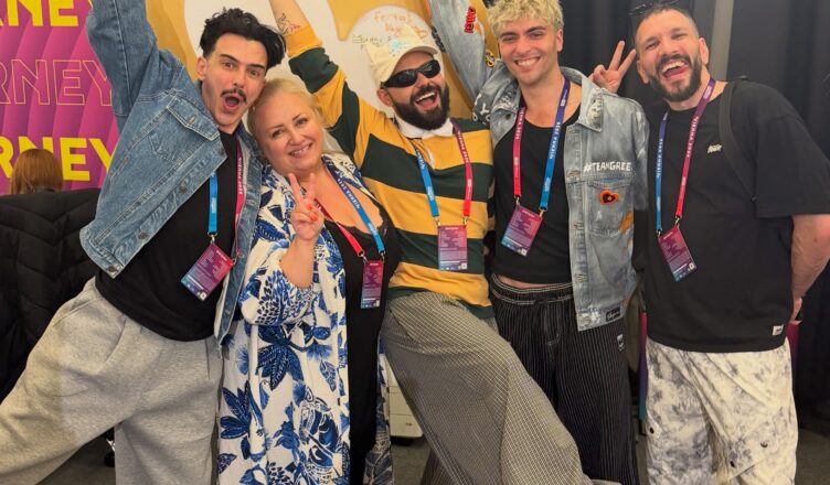 Ο Akyla μετα την πρώτη πρόβα της Ελλάδας για τη Eurovision 2026 με την υπογραφή του Φωκά Ευαγγελινού.