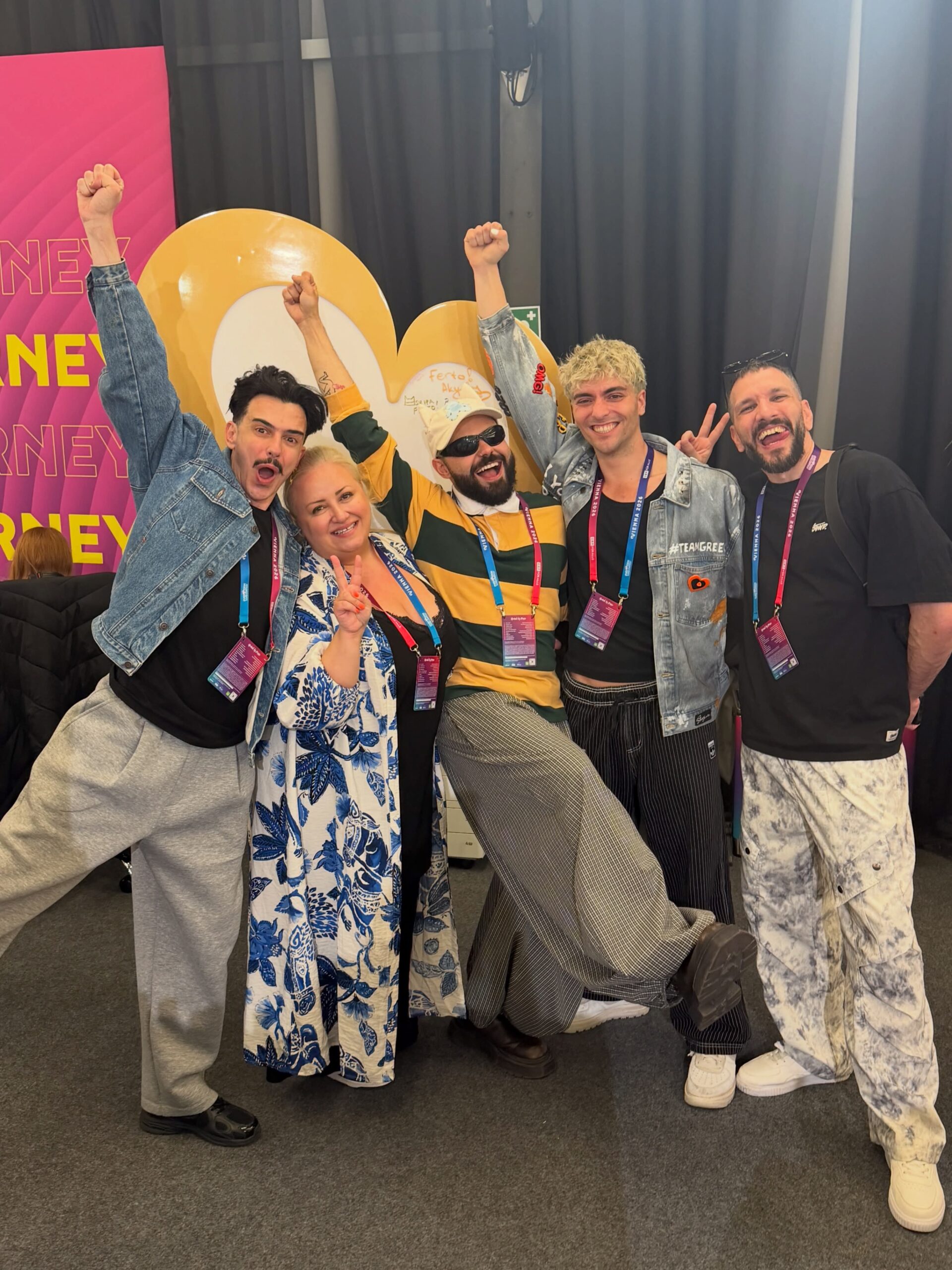 Ο Akyla μετα την πρώτη πρόβα της Ελλάδας για τη Eurovision 2026 με την υπογραφή του Φωκά Ευαγγελινού.