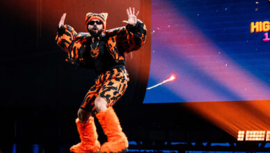 Ο Akyla στην πρώτη πρόβα της Ελλάδας για τη Eurovision 2026 με τιγρέ ρούχα και πατίνι.