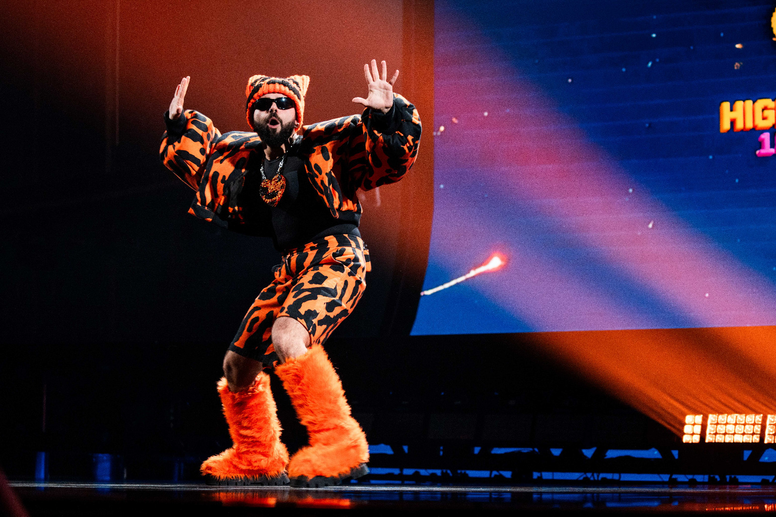 Ο Akyla στην πρώτη πρόβα της Ελλάδας για τη Eurovision 2026 με τιγρέ ρούχα και πατίνι.