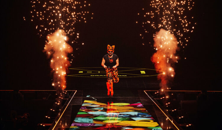 Ο Akylas στη σκηνή της Eurovision 2026 κατά τη διάρκεια της Dress Rehearsal στη Βιέννη.