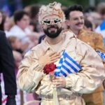 Ο Akylas χορεύει συρτάκι στο Τιρκουάζ Χαλί της Eurovision 2026 στη Βιέννη.