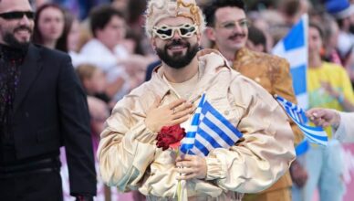 Ο Akylas χορεύει συρτάκι στο Τιρκουάζ Χαλί της Eurovision 2026 στη Βιέννη.