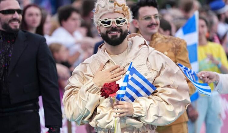 Ο Akylas χορεύει συρτάκι στο Τιρκουάζ Χαλί της Eurovision 2026 στη Βιέννη.