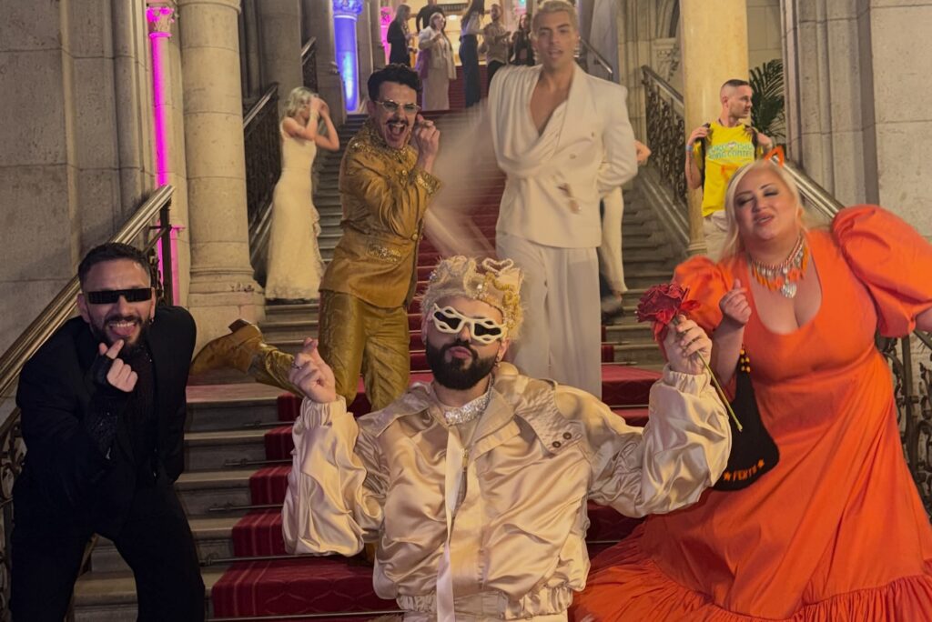 1000014329-1024x684 Eurovision 2026: Ο Akylas «μάγεψε» τη Βιέννη – Συρτάκι στο Τιρκουάζ Χαλί και η ομάδα του «Ferto» Ελλάδα  